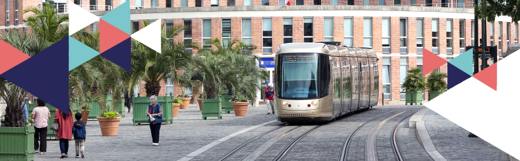 Photo d'un tramway à proximité de la mairie d'Orléans